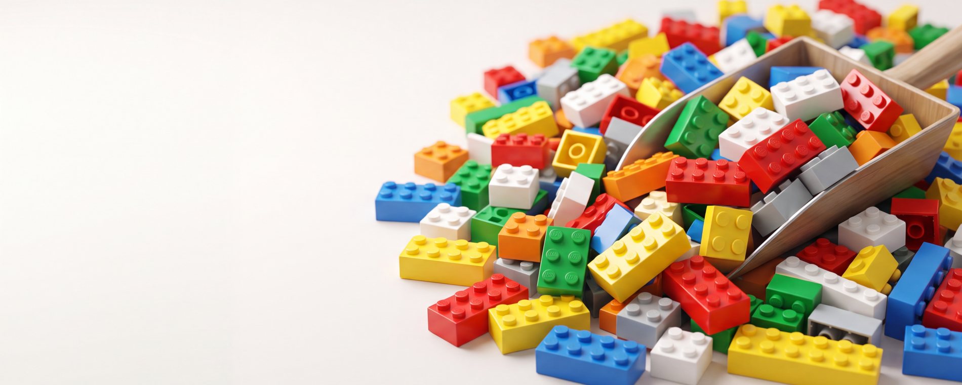 Berg losse LEGO-steentjes in verschillende kleuren met een houten schep